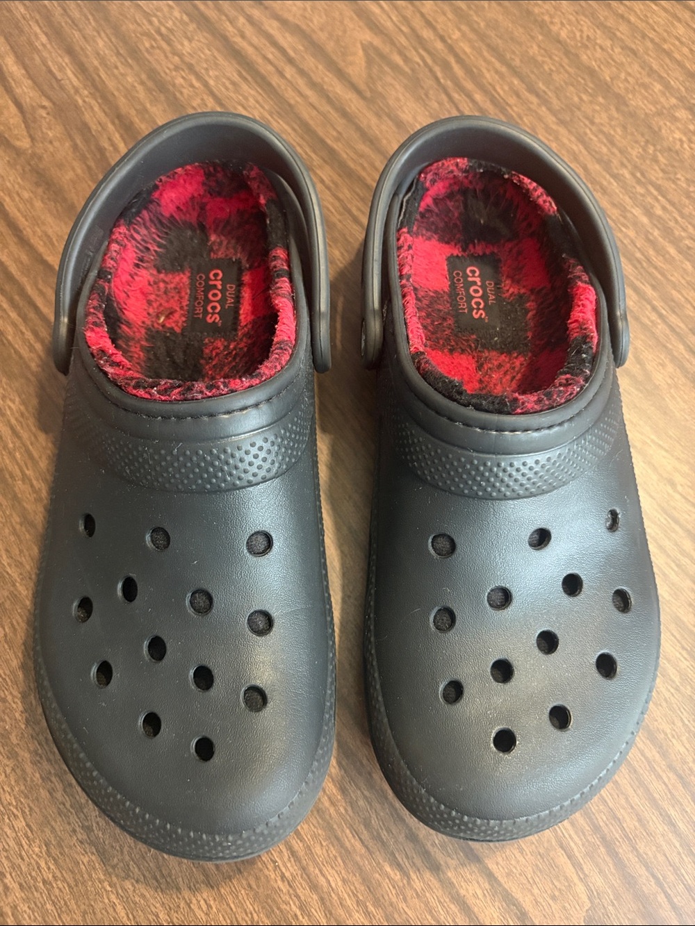 CROCS Men’s 10 Women’s 12 Dual Comfort Lined Clog Black Red Buffalo Plaid